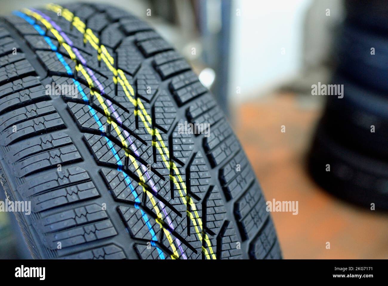 Profil von einem neuen Auto Reifen in einer Autowerkstatt Stockfoto