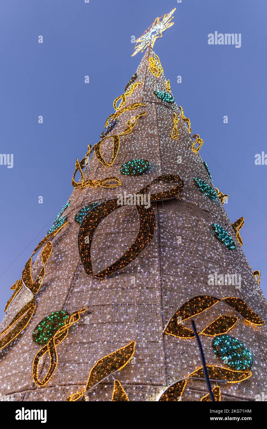 Riesiger Weihnachtsbaum im Parc de ses Estacions in der Stadt Palma de Mallorca, Spanien Stockfoto