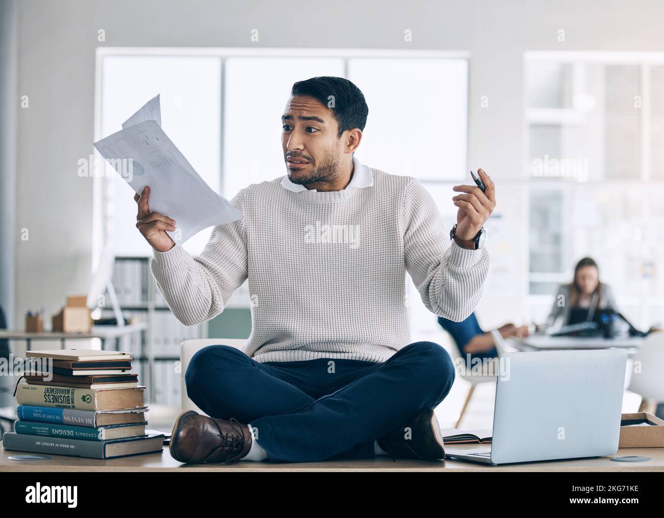 Schüler, Stress und psychische Gesundheit, Papier und Angst, während sie auf dem Tisch in der Bildungshalle sitzen, Laptop und studieren. Junger Mann, studieren und frustriert Stockfoto