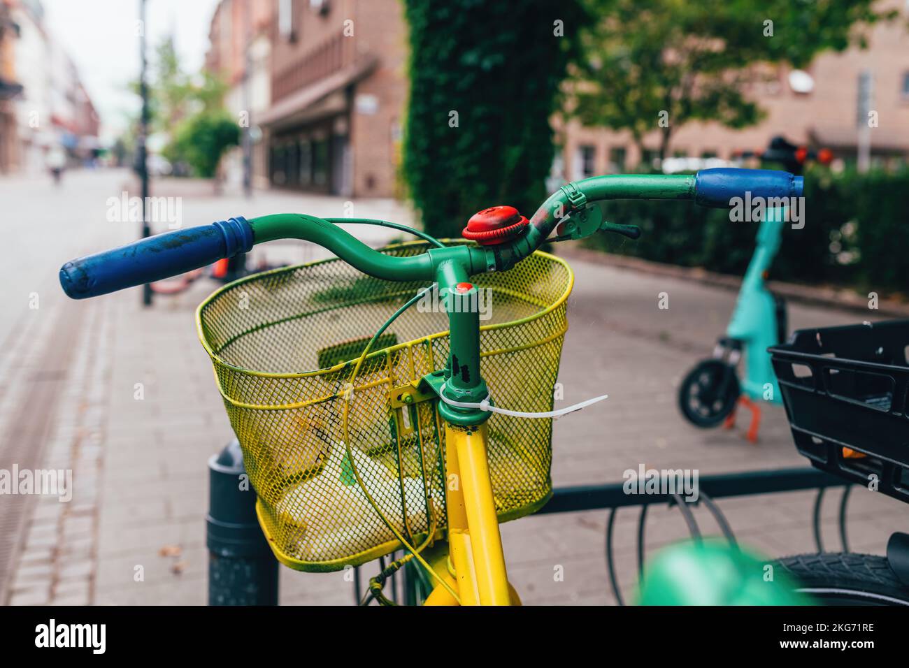 Buntes Fahrrad auf der Halmstad Straße in Schweden, selektiver Fokus Stockfoto