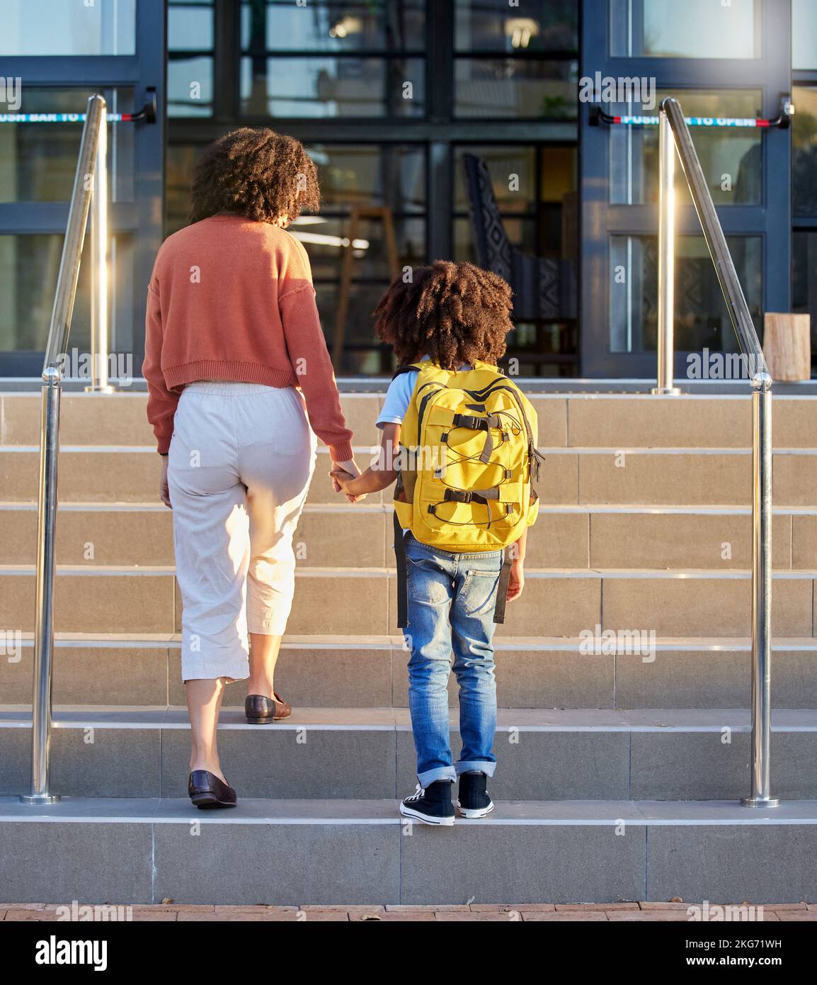 Mutter, Kind und Hände im Schulgebäude, Bildung mit Rucksack und bereit, an der Akademie zu lernen. Lernen, studieren und Student, schwarze Frau Stockfoto