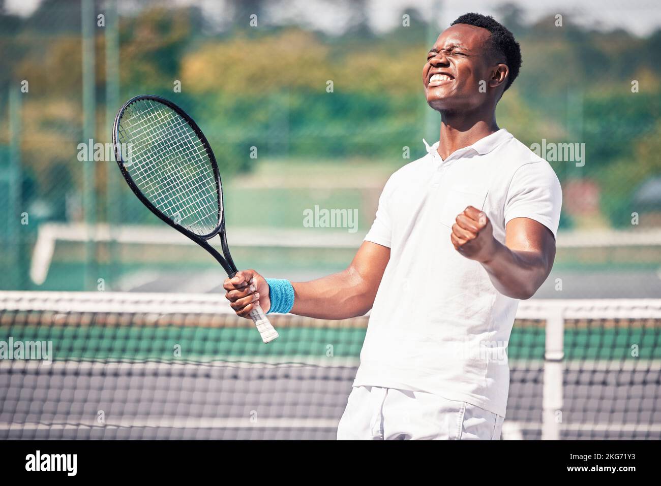 Sportmann, Tennisplatz und ja Geste für Spiel Erfolg oder Wettbewerb Leistung. Tennisspieler, Sieger und Trainingsmotivation, begeistert Stockfoto