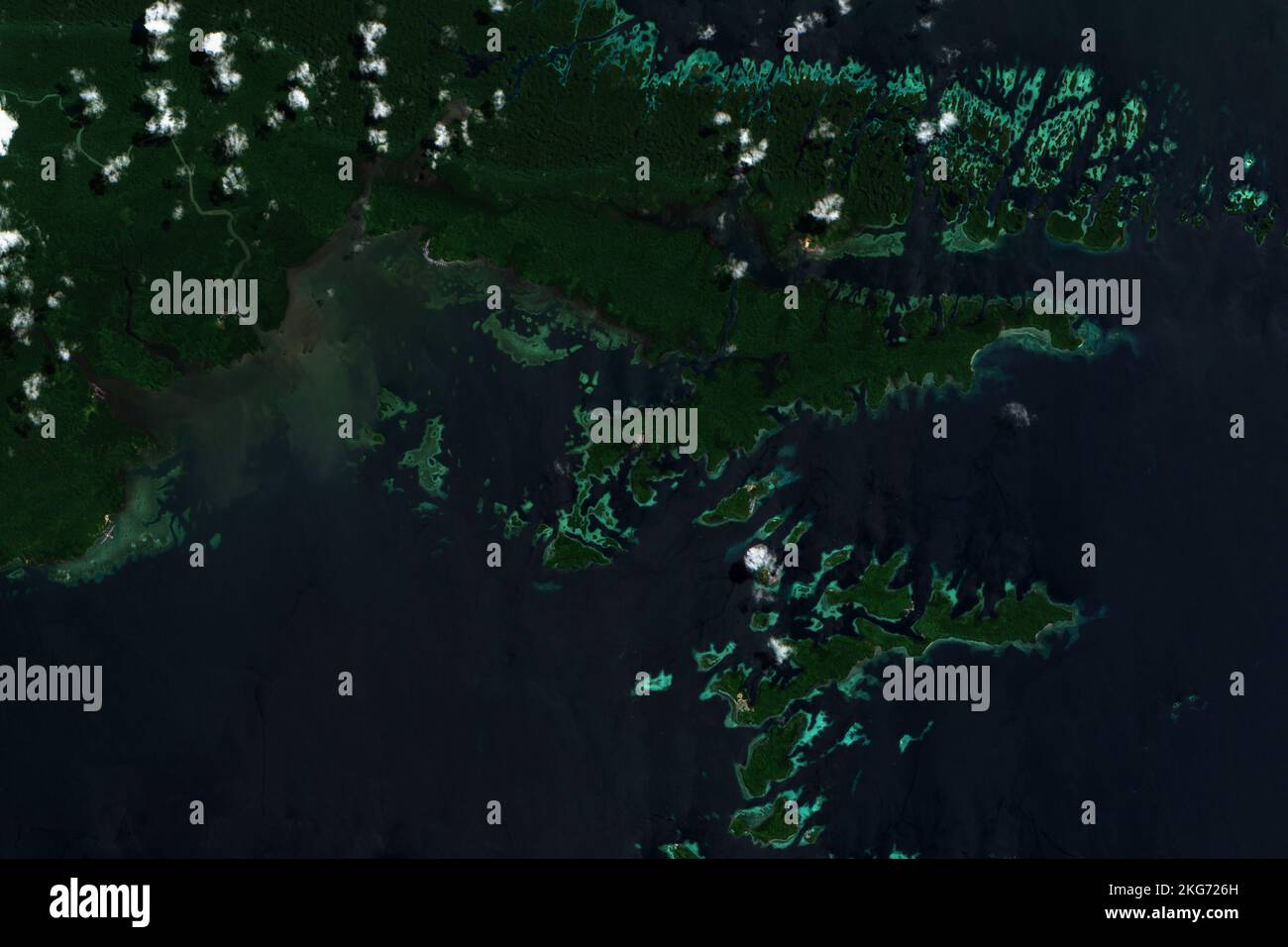 Hochauflösendes Satellitenbild von Misool, einer der indonesischen Raja Ampat-Inseln – enthält modifizierte Copernicus-Sentinel-Daten (2022) Stockfoto