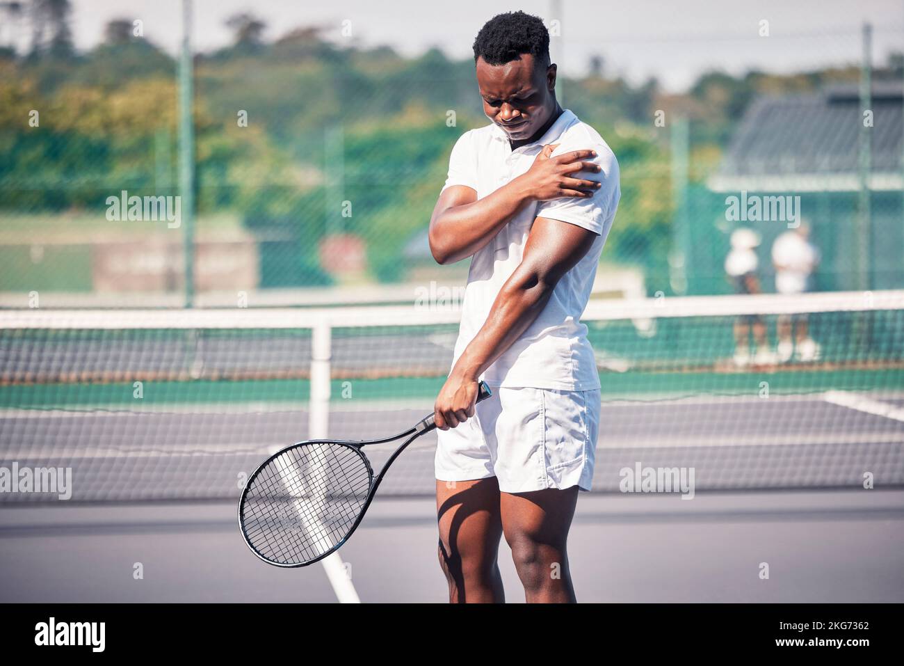 Sport, Tennis und Armschmerzen auf dem Platz nach dem Training, Spiel oder Spiel im Freien. Gesundheitswesen, Tennisspieler und verletzte schwarze Mann oder Sportler mit Muskel Stockfoto