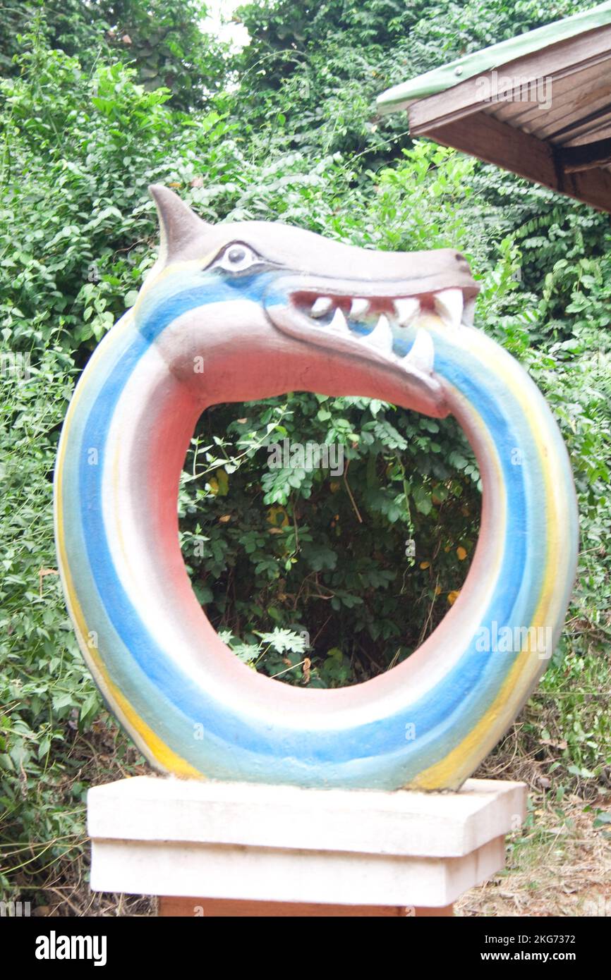 Regenbogen oder Schlange, die in den Schwanz beißt, repräsentiert die Kreisform des Lebens, Kpasse Heiliger Wald, Ouidah, Benin Stockfoto