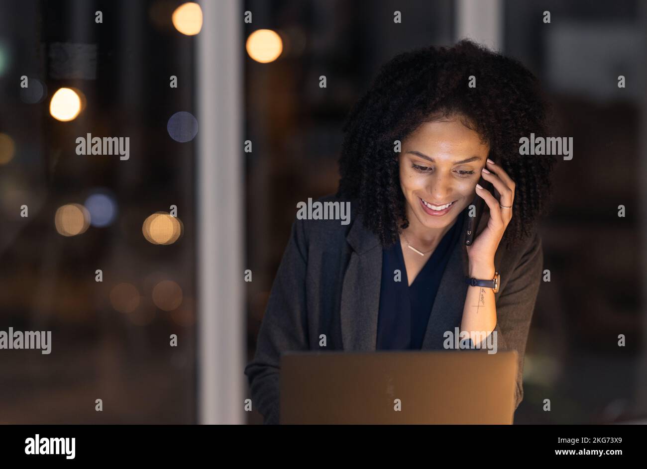 Telefonanruf, Nachtgespräch und Laptop mit einer Geschäftsfrau im Büro für Führung, Überstunden und Management. Technologie, Vision und Kommunikation mit Schwarz Stockfoto