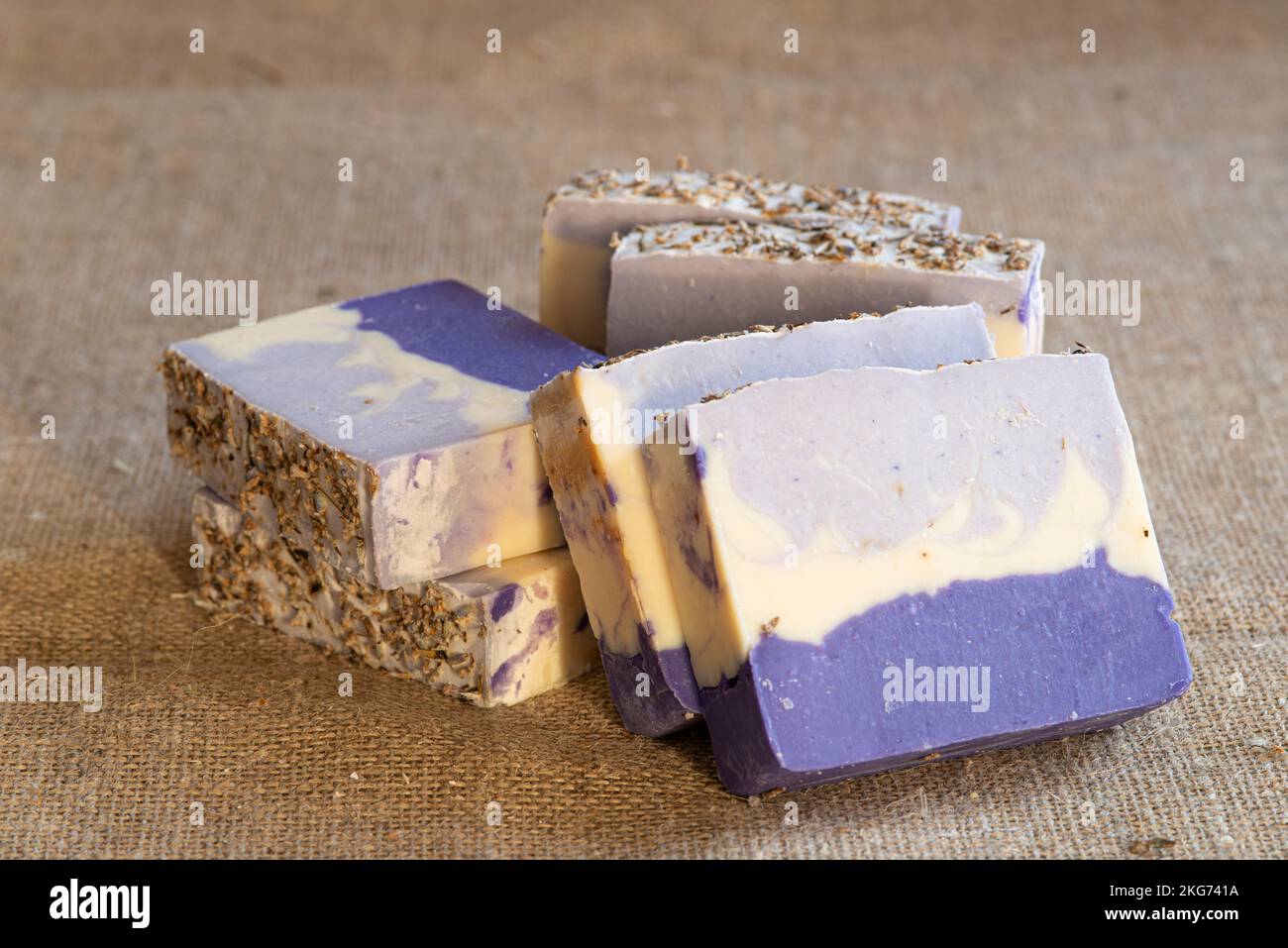 Handgemachte Seife Nahaufnahme. Natürliche Seife bilden. Seifenstücke Nahaufnahme. Wellnessanwendungen, Hautpflege Stockfoto