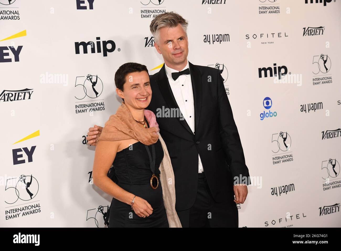 New York, USA. 21.. November 2022. Isabelle Degeorges und George kay laufen am 21. November 2022 auf dem roten Teppich bei den International Emmy Awards im New York Hilton in New York, NY. (Foto von Efren Landaos/Sipa USA) Quelle: SIPA USA/Alamy Live News Stockfoto