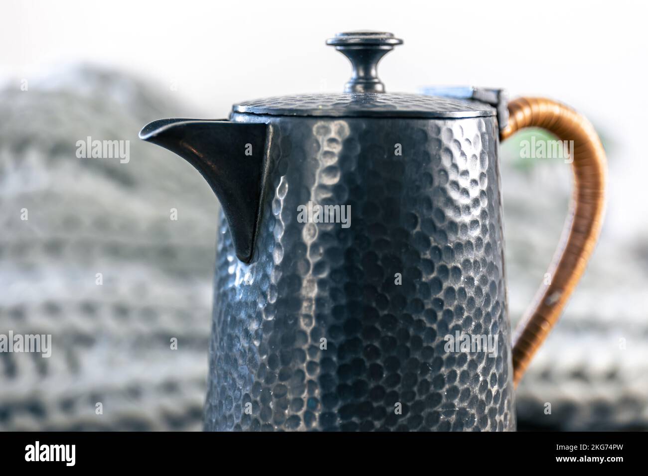 Schöne strukturierte Teekane auf einem verschwommenen Hintergrund Nahaufnahme. Stockfoto