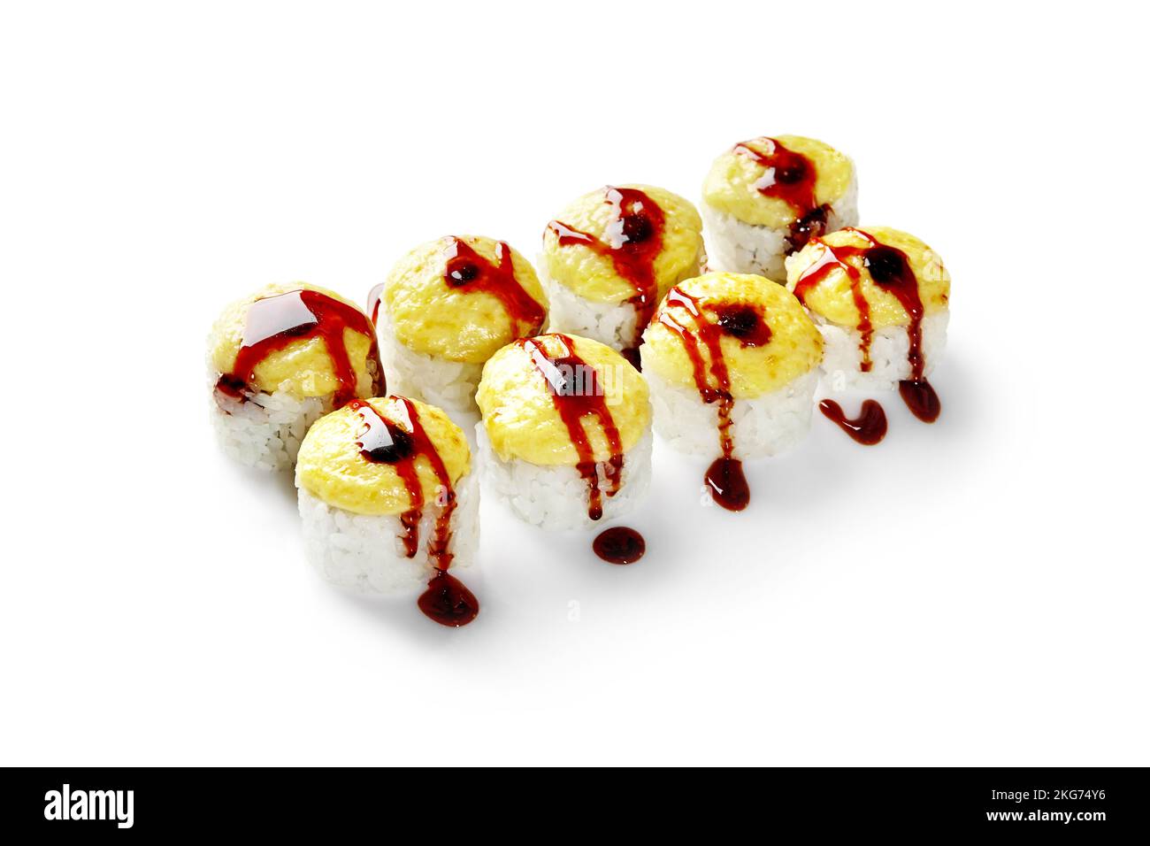 Zarte gebackene Uramaki-Brötchen gefüllt mit Frischkäse mit goldenem Hut aus geschmolzenem Käse, gekleidet mit herzhafter Unagi-Sauce auf weißem Hintergrund isoliert Stockfoto
