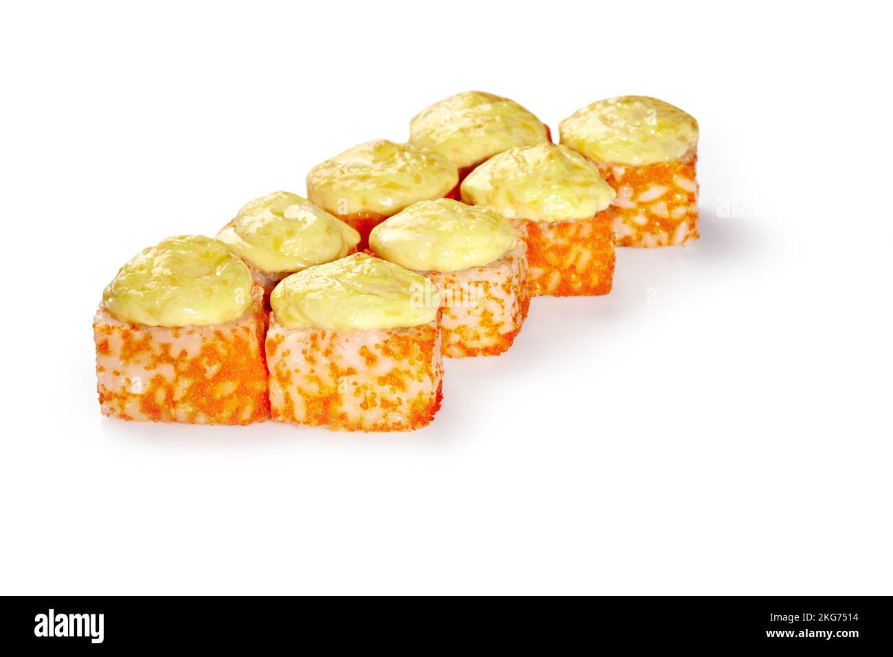 Köstliche gebackene Brötchen in Tobikokaviar mit Lachs und Gurke garniert mit geschmolzenem Käsemischung, isoliert auf weißem Hintergrund. Das Beliebte Japane Stockfoto