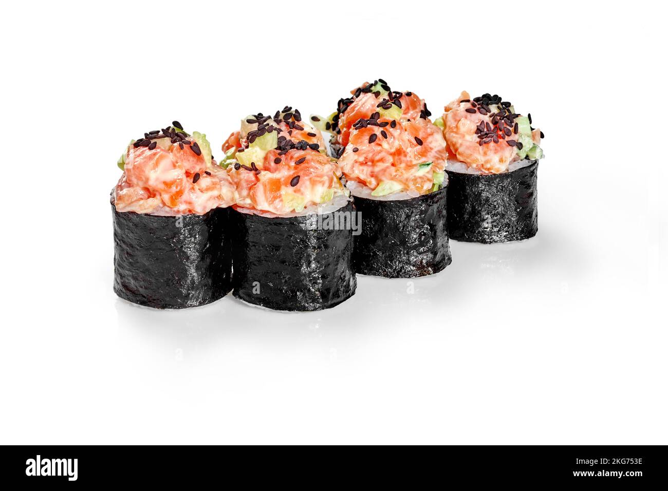 Appetitlich würzige Maki Sushi-Rollen in Nori mit Lachs und Gurken, bestreut mit schwarzem Sesam isoliert auf weißem Hintergrund gewickelt. Japanische s Stockfoto