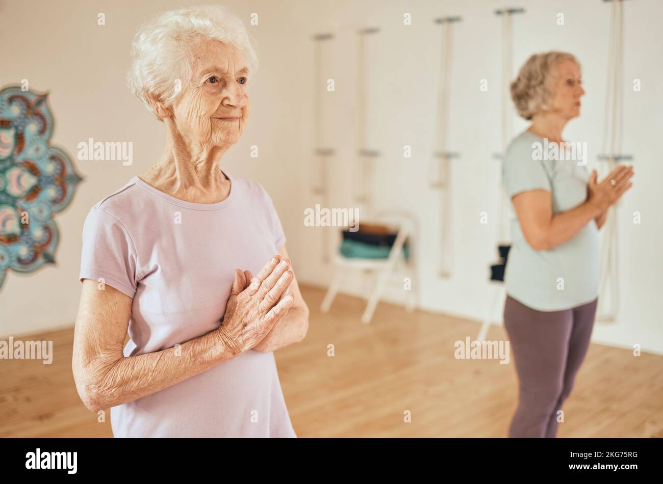 Yoga, Zen und Achtsamkeit mit älteren Frauen und meditieren, Frieden und Gleichgewicht für Wellness und Bewegung. Spirituelle, positive Energie im Fitnessstudio Stockfoto