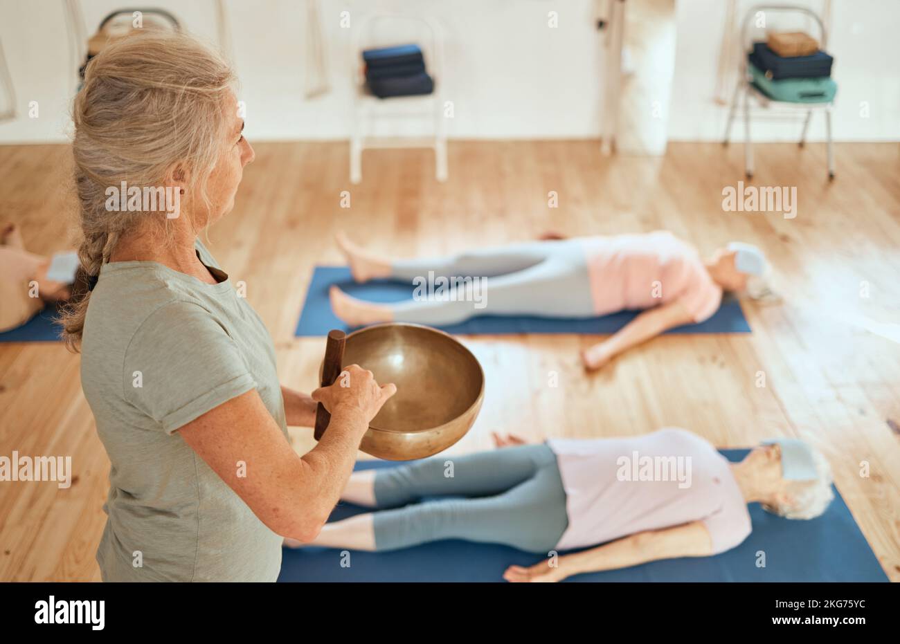 Klangschale, Heilerinnen und Heilerinnen mit Seniorenklasse für Musiktherapie-Meditation, alternative Medizin oder Audio-ganzheitliche Gesundheitsversorgung. Yoga, Chakra Stockfoto