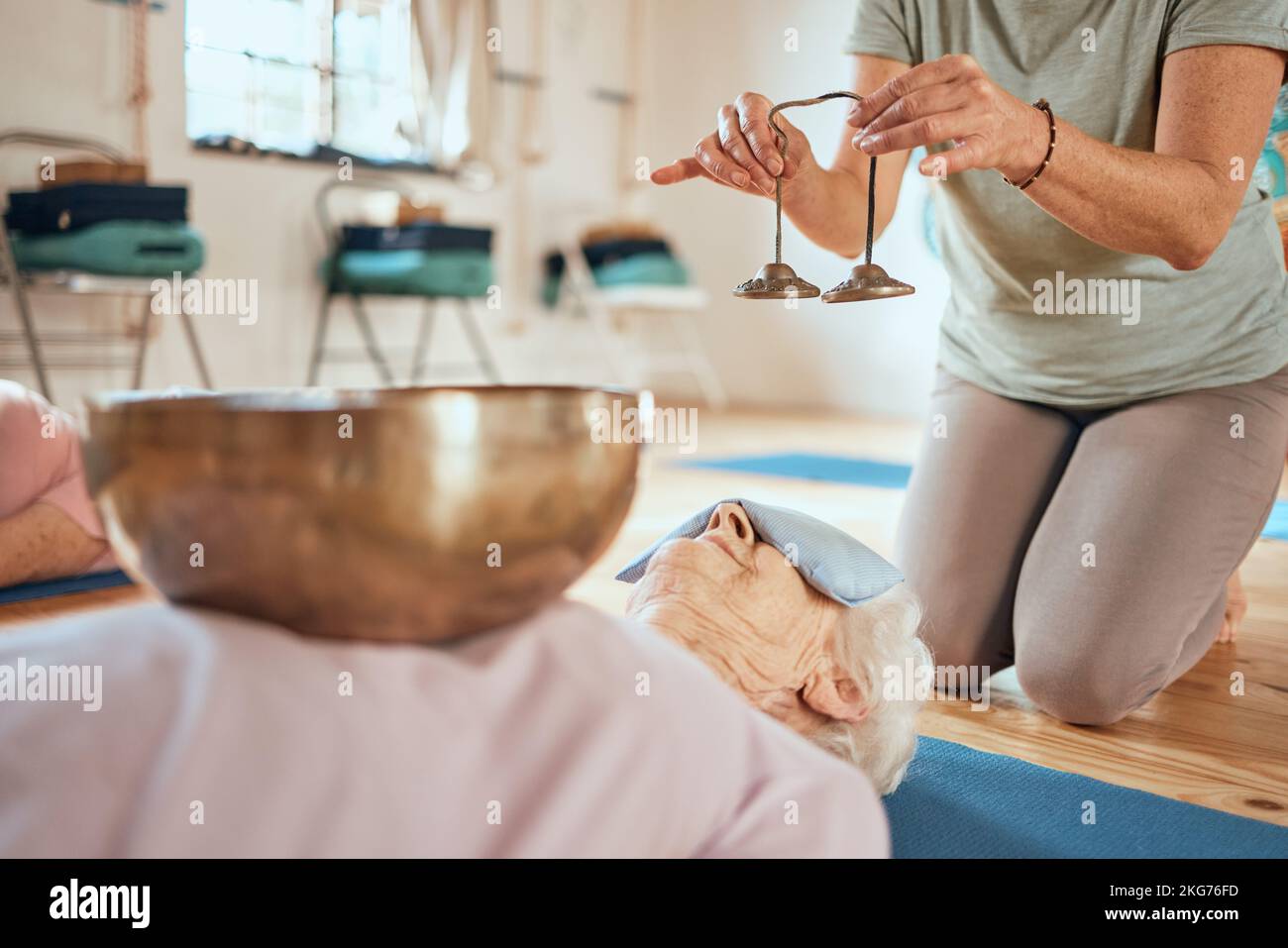 Schallglocke, Heilung und ältere Frau, die Unterstützung für alternative Medizin, Musiktherapie oder Audio-ganzheitliche Gesundheitsversorgung gibt. Tibetische Klangschale, Chakra Stockfoto