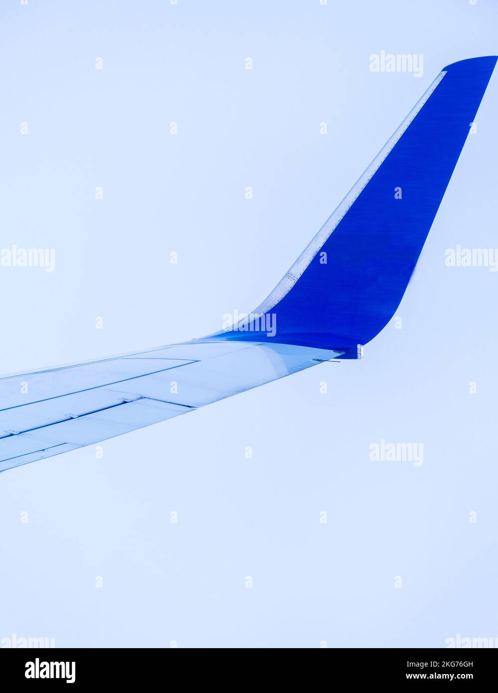 Flugzeugflügel und Winglet fliegen über den Wolken. Aus der Vogelperspektive von einem kommerziellen Flug mit klarem blauem Himmel Stockfoto