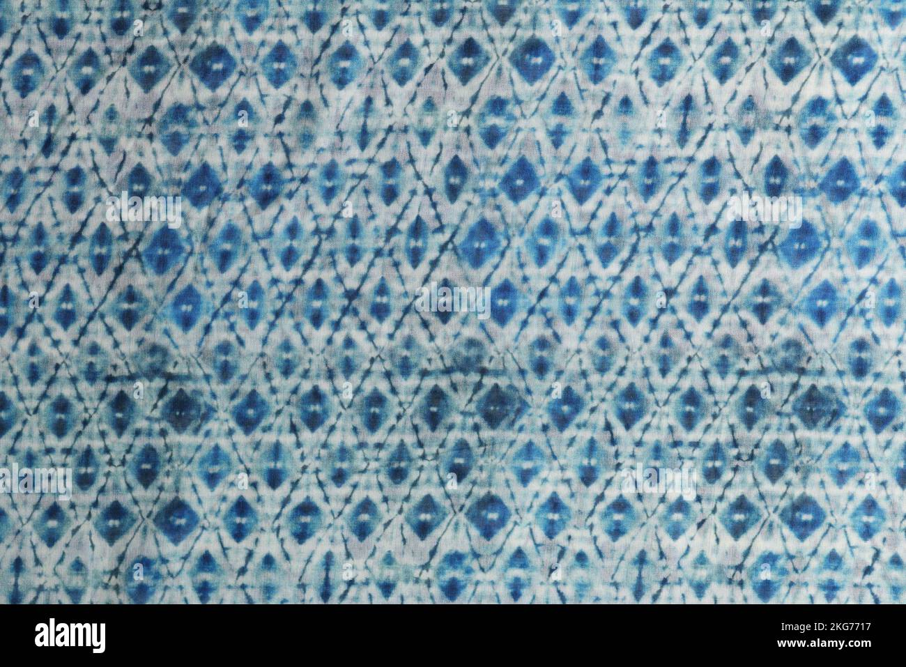 Wellenblaues Material mit geometrischem Aufdruck zum Nähen Stockfoto