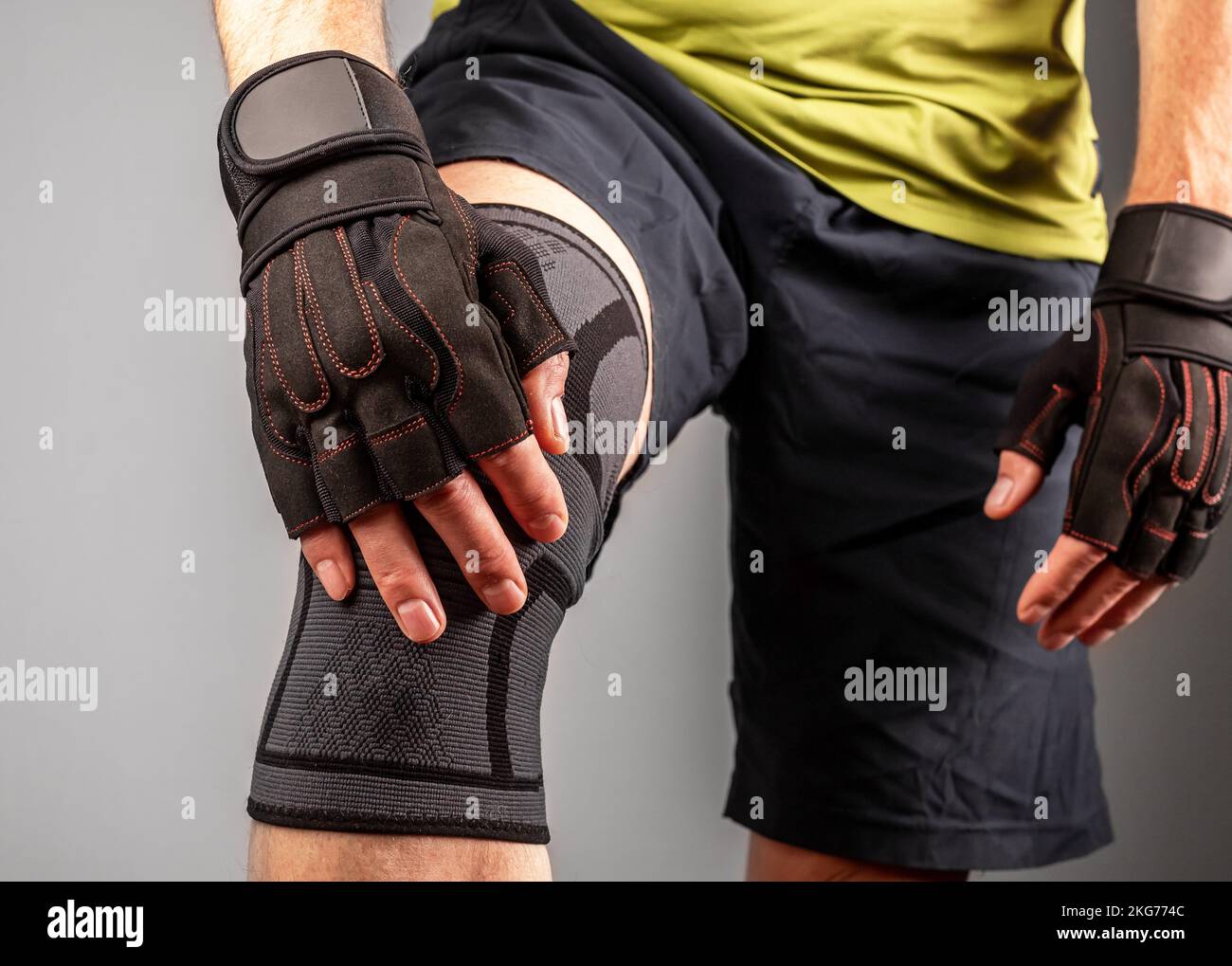 Sportler mit Knieschutzbügel, elastischem Kniescheibenverband, orthopädischer Hülle für Kompression, Schutz. Hochwertiges Foto Stockfoto