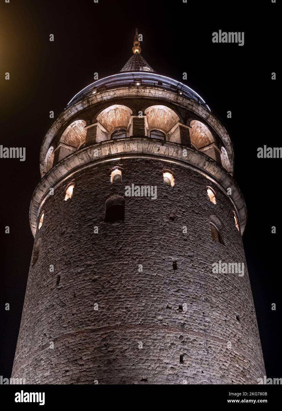 Nächtlicher Blick auf den Galata-Turm, eines der Symbole von Istanbul, Galata Stockfoto