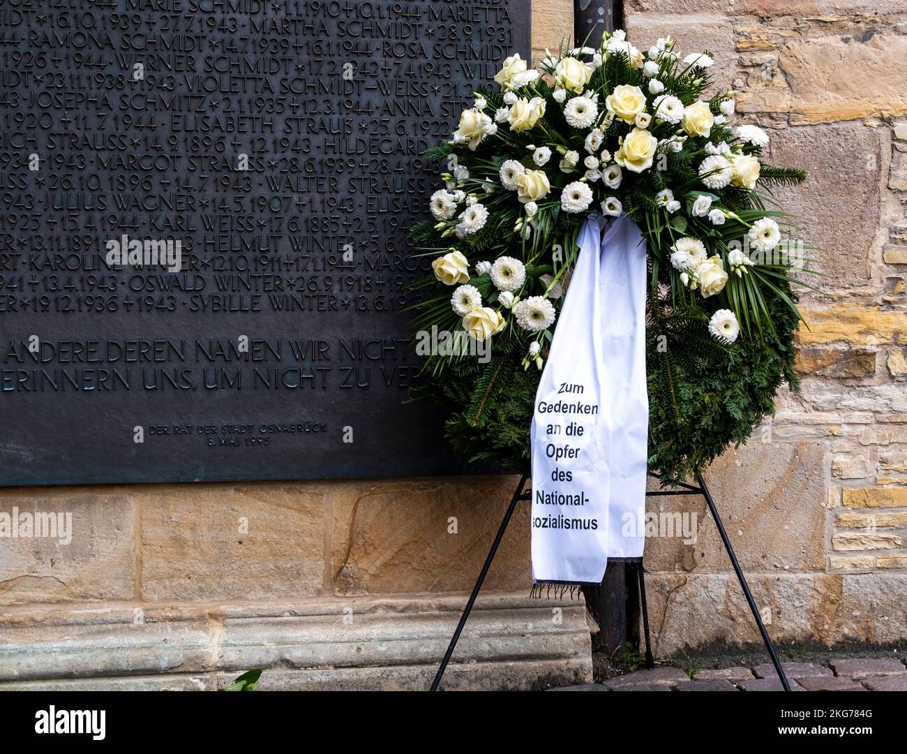 Osnabrück, 01.21.2021: Kranz und Gedenkstätte für die Opfer der NS-Zeit in Deutschland. Auf dem Kranz steht: "Im Gedenken an die Opfer der Nazis" Stockfoto