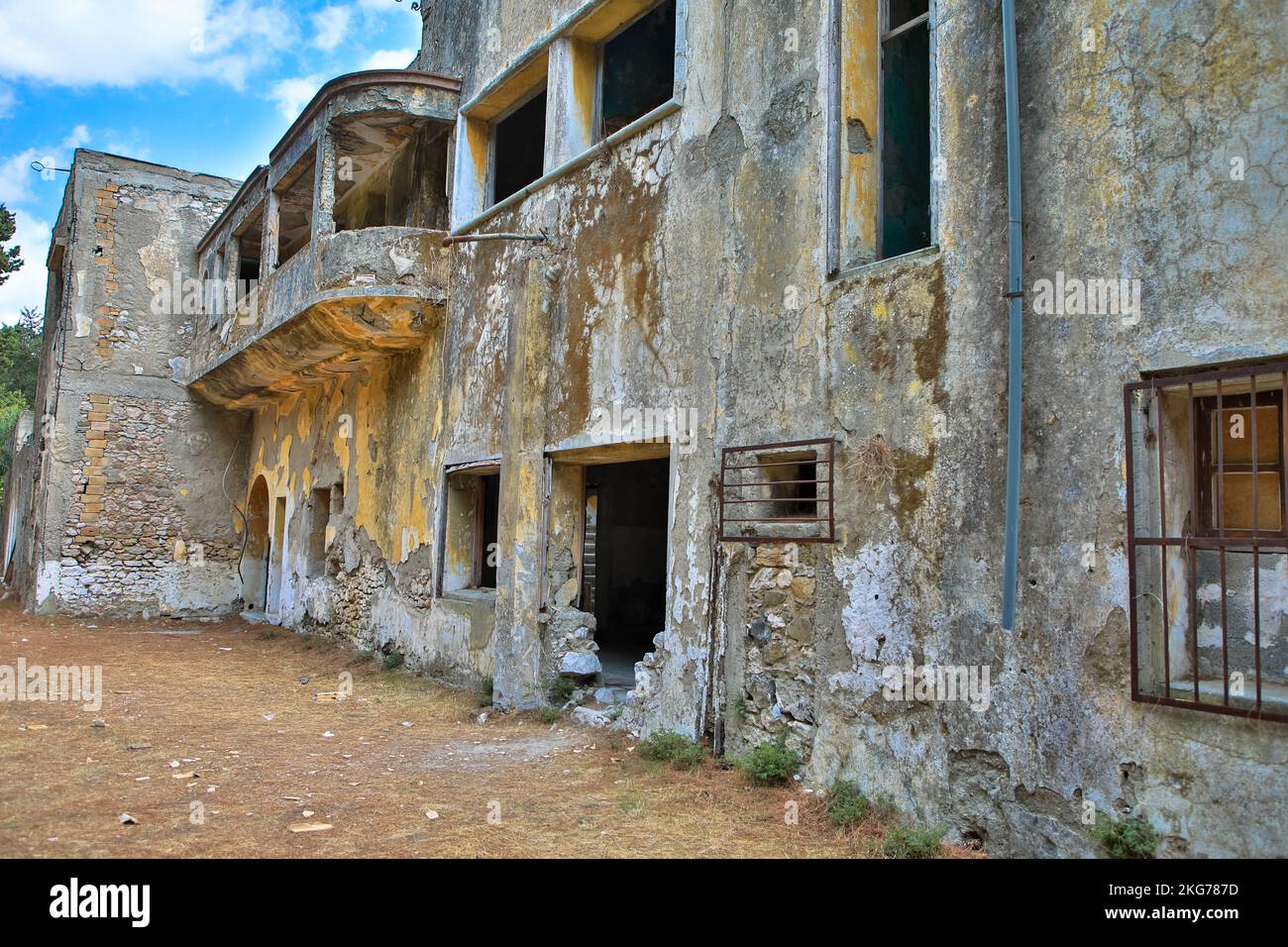 Verlorener Platz in Eleousa. Verlassenes Sanatorium auf der griechischen Insel Rhodos. Geisterstadt. Stockfoto