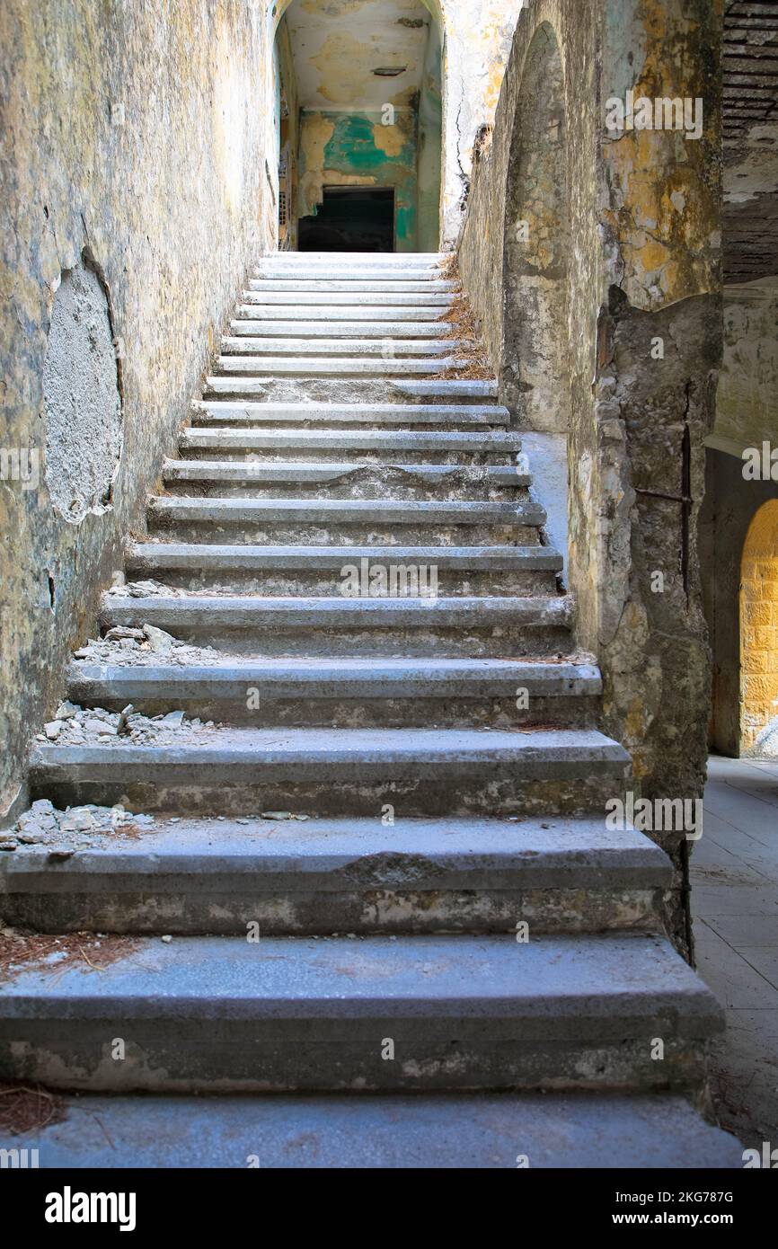 Verlorener Platz in Eleousa. Verfallenes Sanatorium. Historische italienische Siedlung. Detailansicht einer alten Treppe. Rhodos, Griechenland. Stockfoto