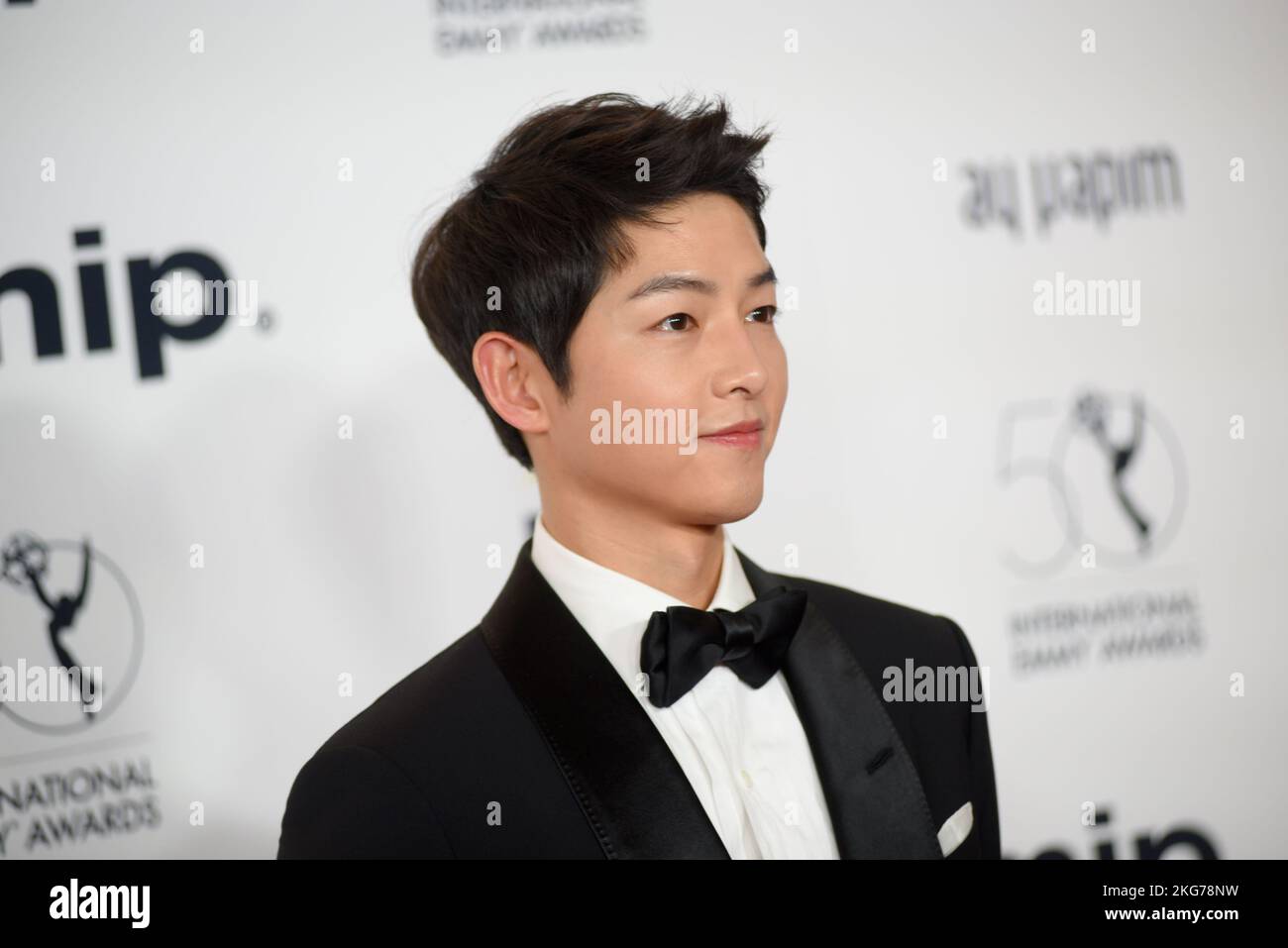 New York, USA. 21.. November 2022. Song Joong-KI läuft auf dem roten Teppich bei den International Emmy Awards im New York Hilton in New York, NY, am 21. November 2022. (Foto von Efren Landaos/Sipa USA) Quelle: SIPA USA/Alamy Live News Stockfoto