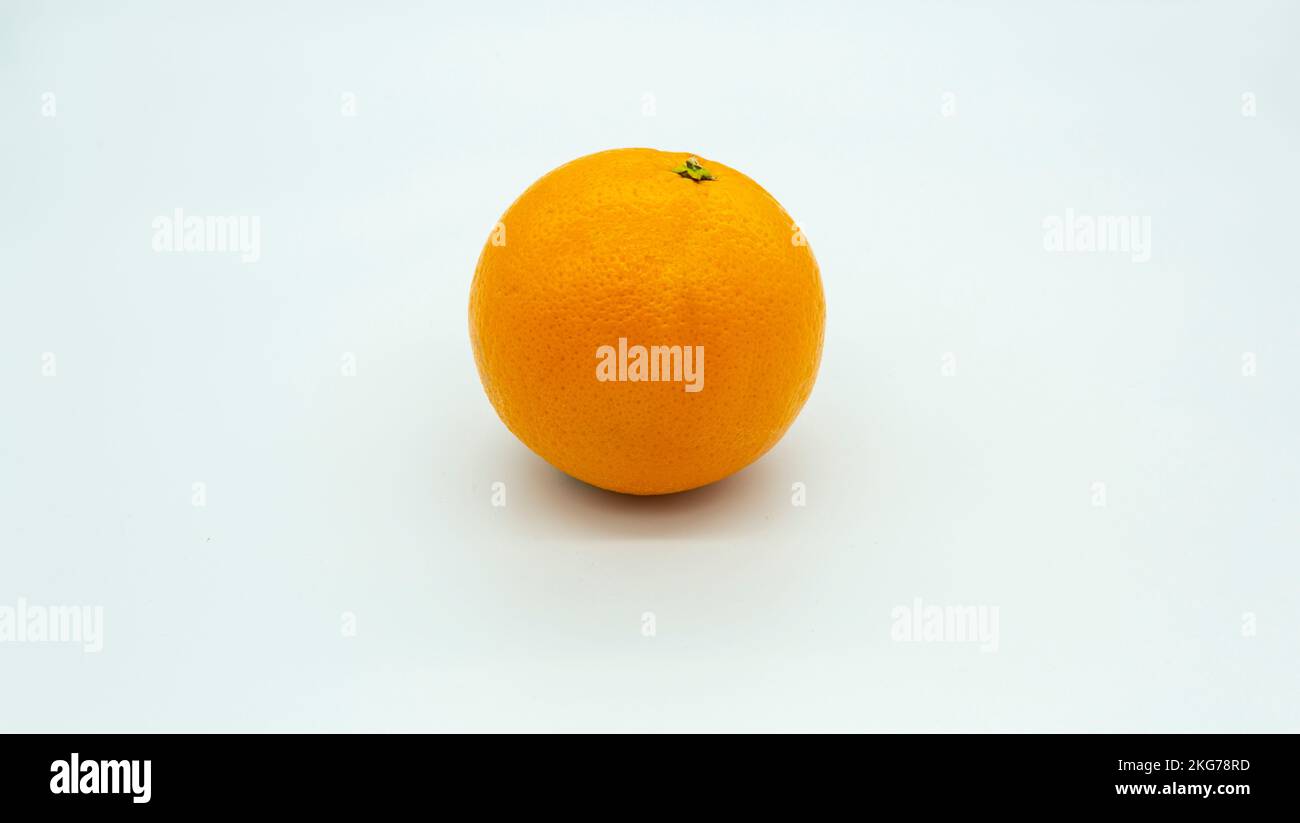 Frische und leckere Orangen auf weißem Hintergrund Stockfoto