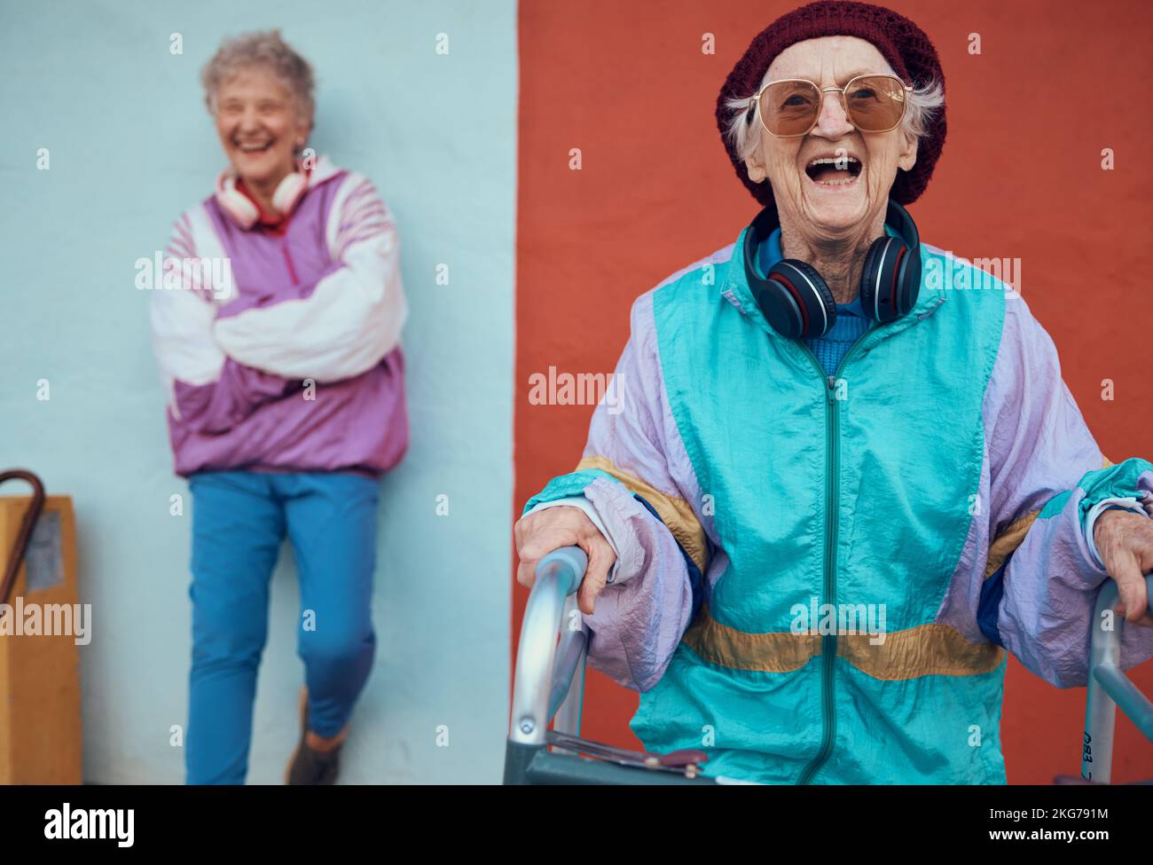 Hipster, ältere Frauen und Freunde lächeln, Retro-Look und Kopfhörer für lässigen Tag, glücklich und trendy. Portrait, ältere Frauen und reife Damen mit Stockfoto