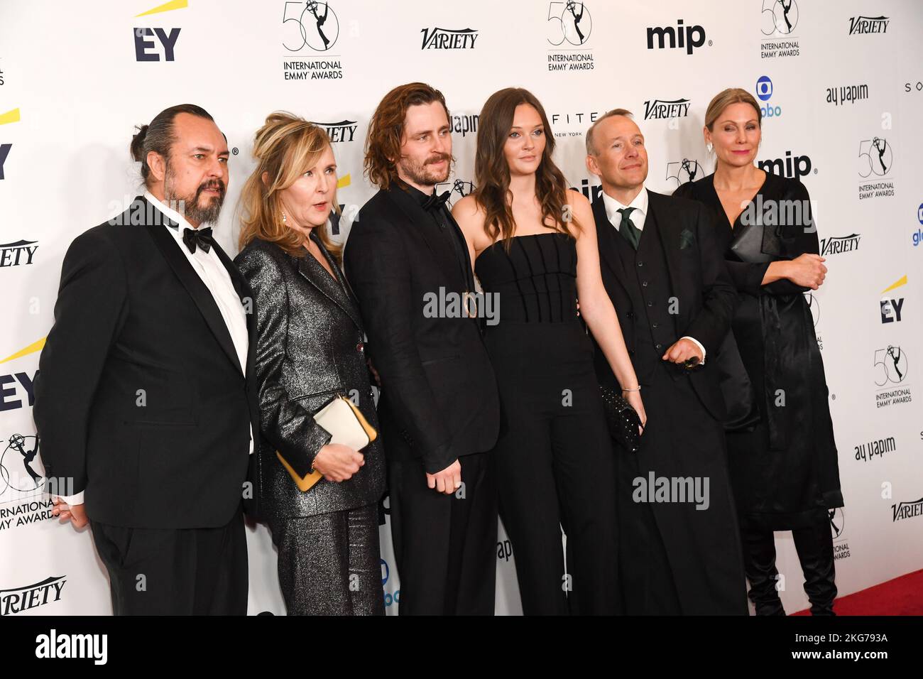 New York, USA. 21.. November 2022. Sverrir Gudnason und sein Team gehen am 21. November 2022 auf dem roten Teppich bei den International Emmy Awards im New York Hilton in New York, NY. (Foto von Efren Landaos/Sipa USA) Quelle: SIPA USA/Alamy Live News Stockfoto