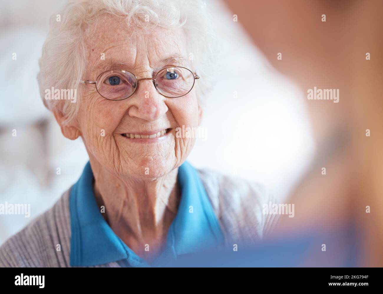 Ältere Frau, Augenoptiker und Sehbrille bei Augenpflegeuntersuchungen, Glaukom-Wellness-Check oder Krankenversicherungsroutine. Lächeln, glücklich oder Senioren im Ruhestand Stockfoto