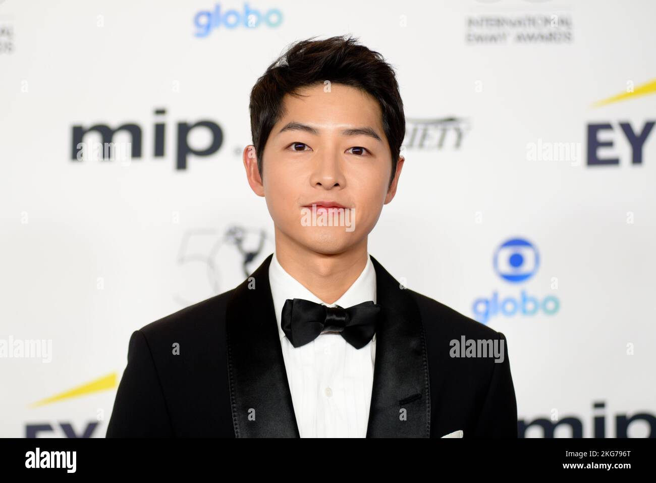 Song Joong-KI läuft auf dem roten Teppich bei den International Emmy Awards im New York Hilton in New York, NY, am 21. November 2022. (Foto von Efren Landaos/Sipa USA) Stockfoto