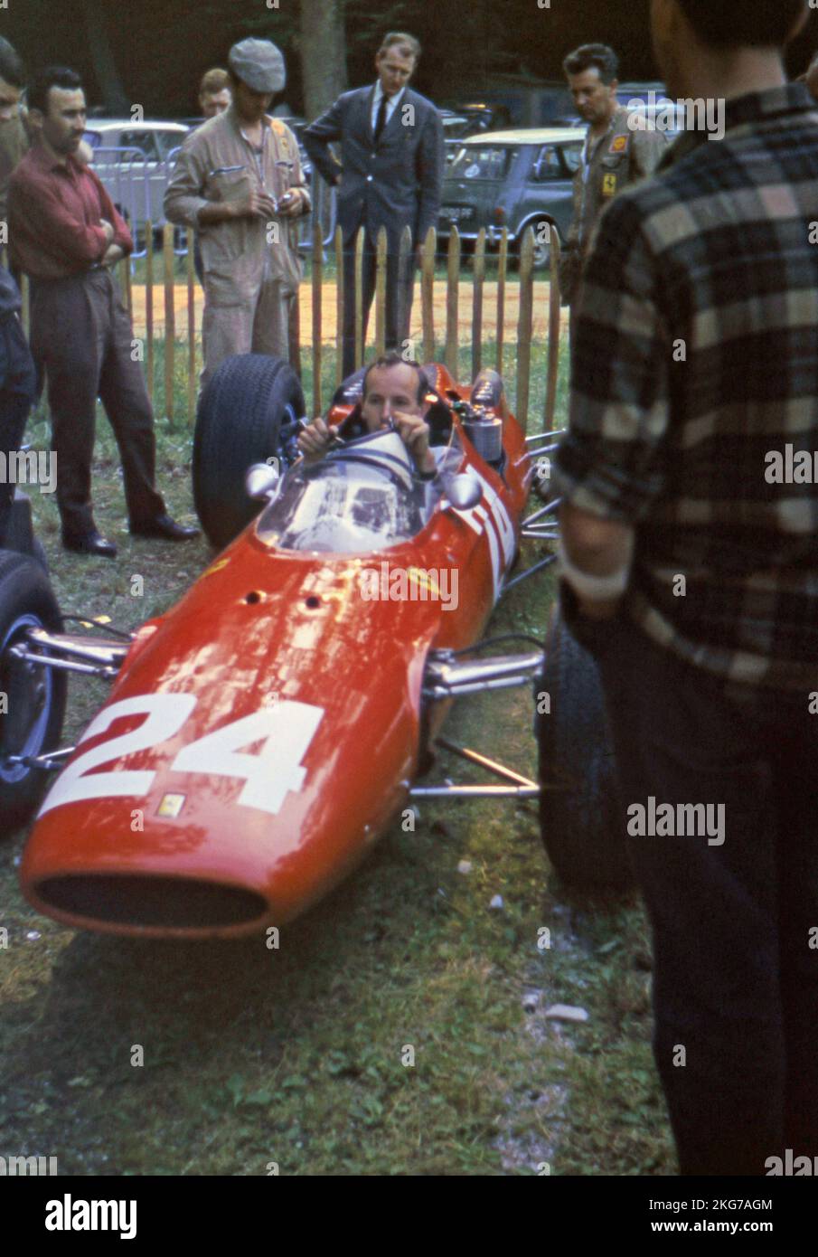 1964. Französischer Grand Prix auf der Rennstrecke Rouen-les-Essarts: Fahrer Nr. 24, British John Surtees, am Steuer seines Ferrari 158 des Spa Ferrari SEFAC-Teams. 28. Juni 1964 Stockfoto
