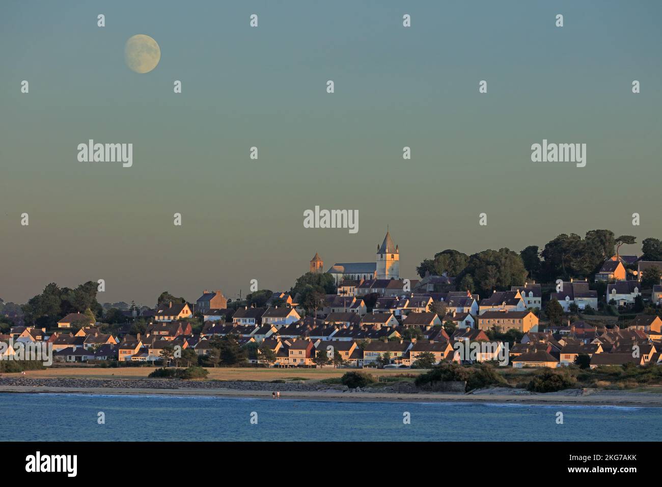 Frankreich, Manche. Querqueville, Cherbourg en Cotentin, die Stadt im Mondlicht Stockfoto