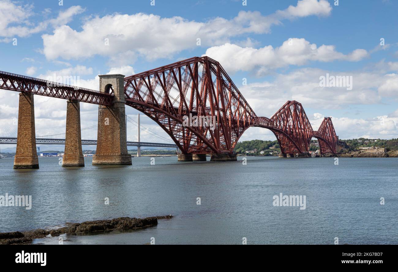 3 Brücken über den Firth of Forth. Die vierte Brücke, die Forth Road Brücke, Queensferry Brücke Stockfoto