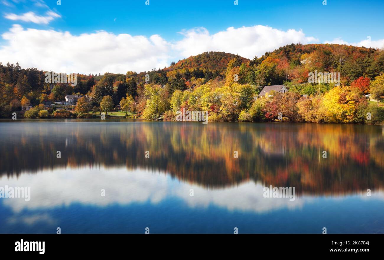 Schöne Herbstwaldspiegelung im Wasser, Banska Stiavnica Stockfoto