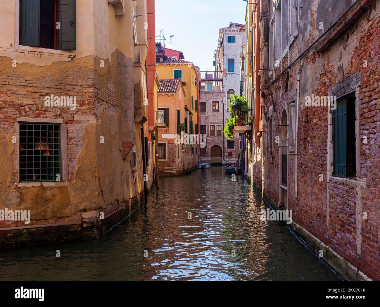 Kanäle und Straßen von Venedig, venezianische Architektur und Lifestyle Stockfoto