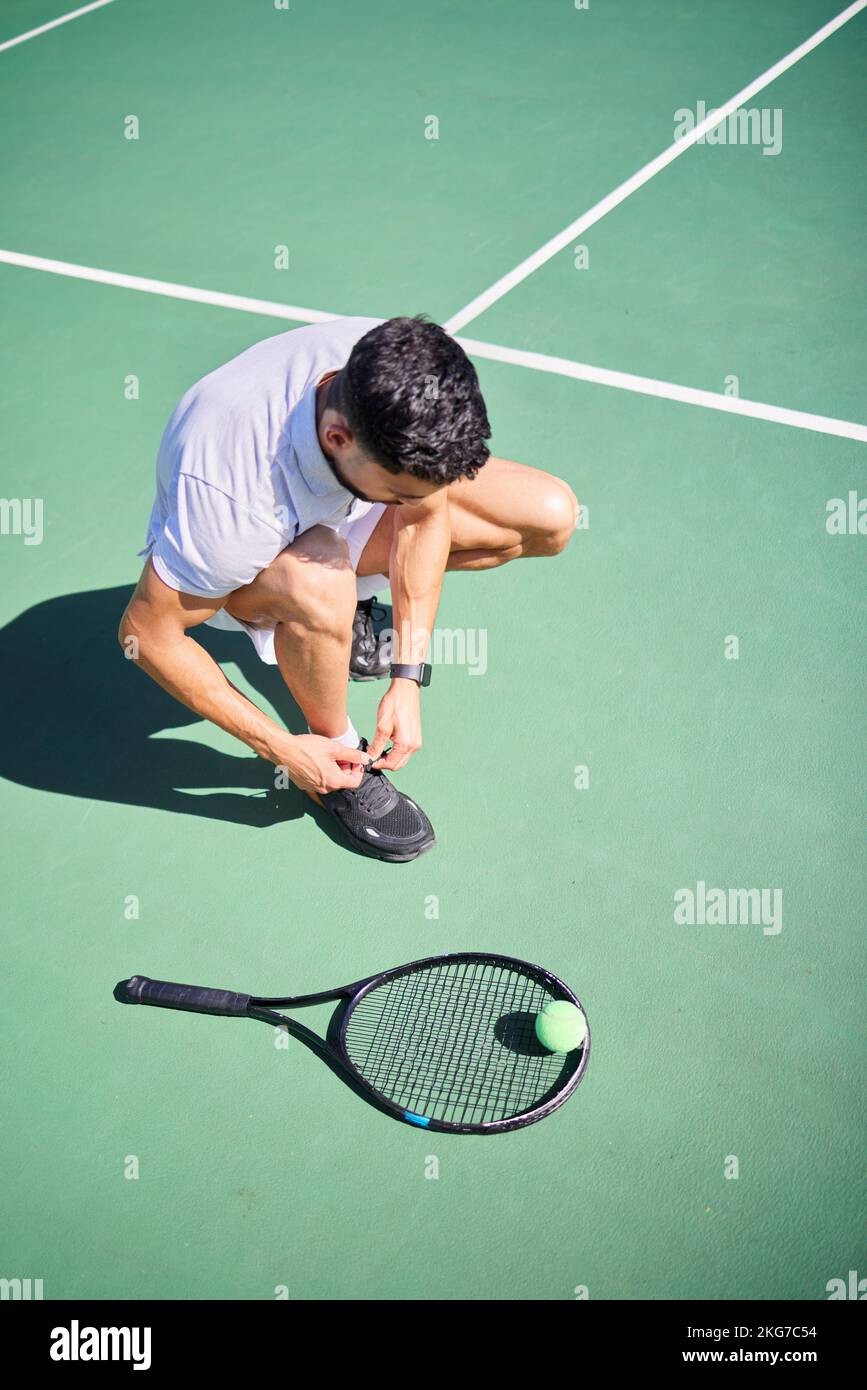 Tennis, Krawatte und Mann mit Schuhen auf einem Platz für Sporttraining, Fitness-Training oder Cardio-Training im Sommer in Spanien. Wellness, Sportler oder Tennis Stockfoto