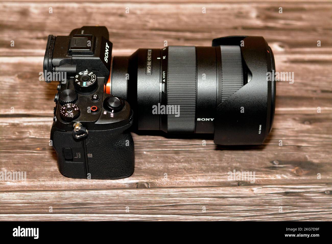 Kairo, Ägypten, Oktober 20 2022: Spiegellose professionelle Vollformat-Digitalkamera Sony Alpha A7s iii mit Sony FE 24-70mm Zoom F2,8 GM Objektiv mit einem Stockfoto