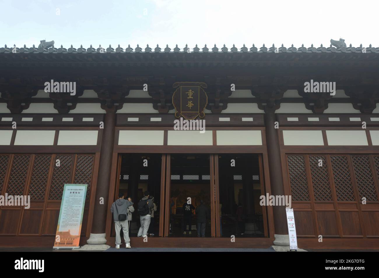 Besucher des Deshou-Palastes des Museums für die Stätte der Südlichen Song-Dynastie, Stadt Hangzhou, ostchinesische Provinz Zhejiang, 22. November 2022. (Foto von ChinaImages/Sipa USA) Stockfoto