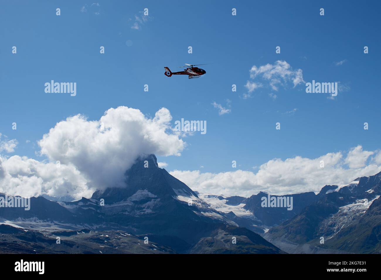 Air Zermat Hubschrauber und auf dem Hintergrund Foto von Cervin / Mattherhorn / Cervinoas vom Gornergrat, Wallis, Schweiz und der Schweiz Stockfoto