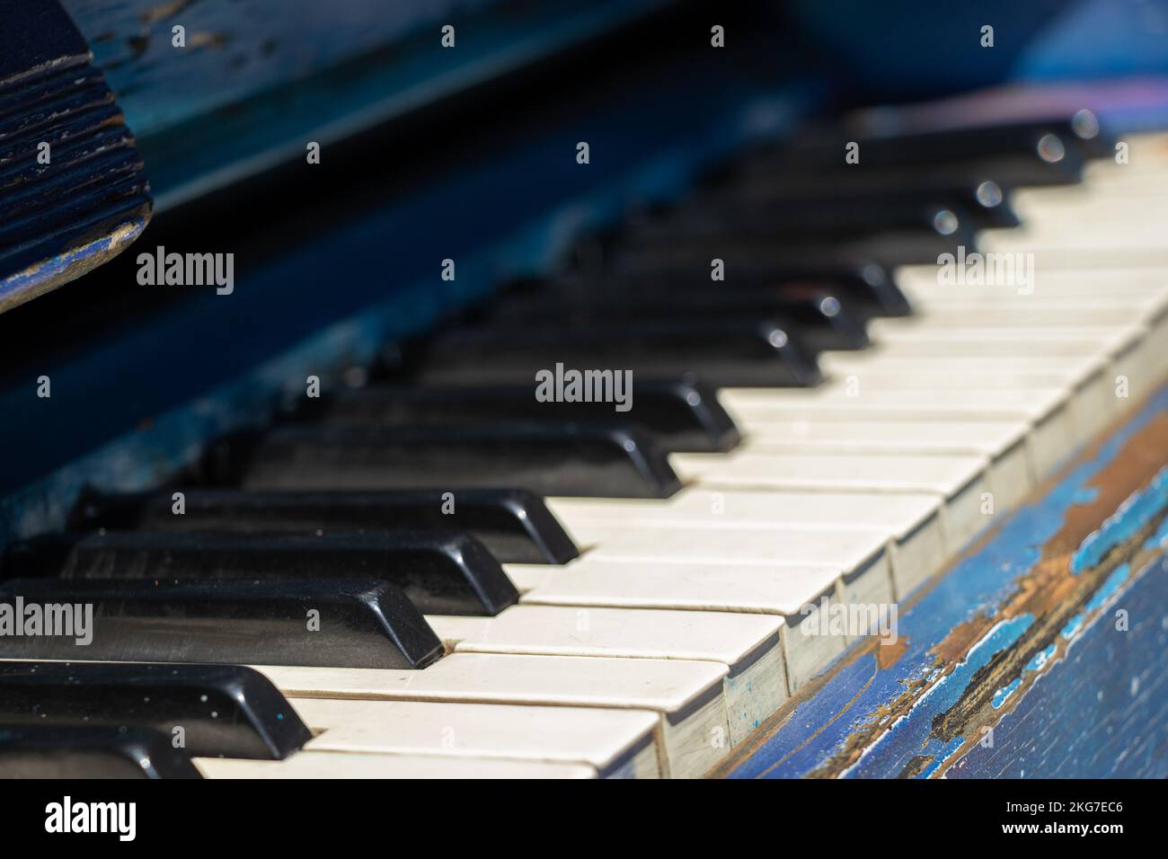 Altes Klavier mit schwarz-weißen Tasten auf der Straße als Hintergrund, Musikkonzept Stockfoto
