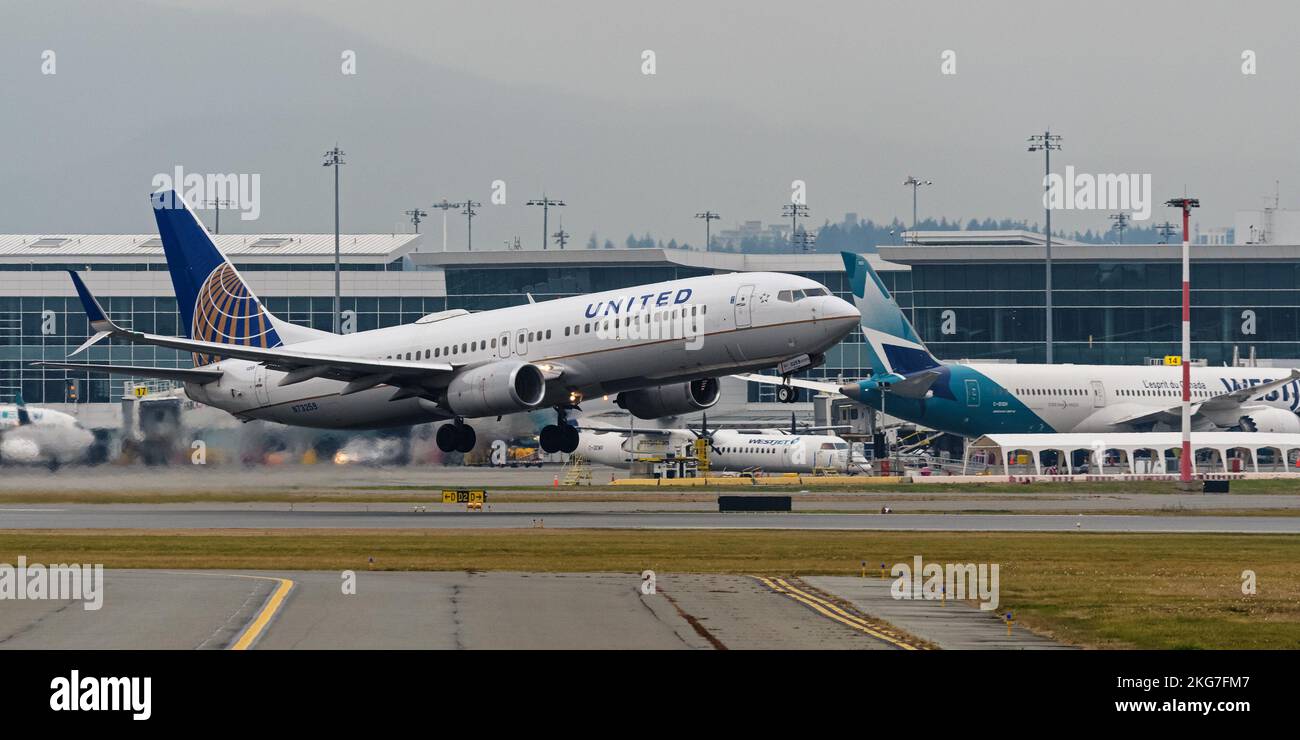 Richmond, British Columbia, Kanada. 21.. November 2022. Ein Boeing 737-800-Jetliner (N73259) von United Airlines startet vom internationalen Flughafen Vancouver. (Bild: © Bayne Stanley/ZUMA Press Wire) Stockfoto