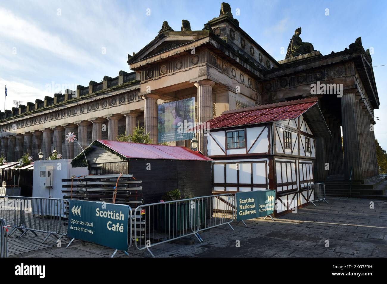 Edinburgh Scotland, Vereinigtes Königreich, 21. November 2022. Temporäre Edinburgher Weihnachtsbauten auf dem Hügel neben der National Gallery of Scotland. Kredit sst/al Stockfoto