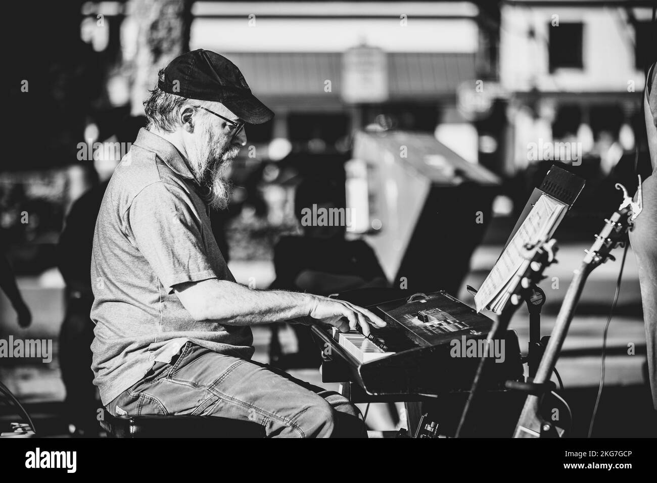 Eine Person, die bei einem Konzert im Marine Park die Tastatur spielt Stockfoto