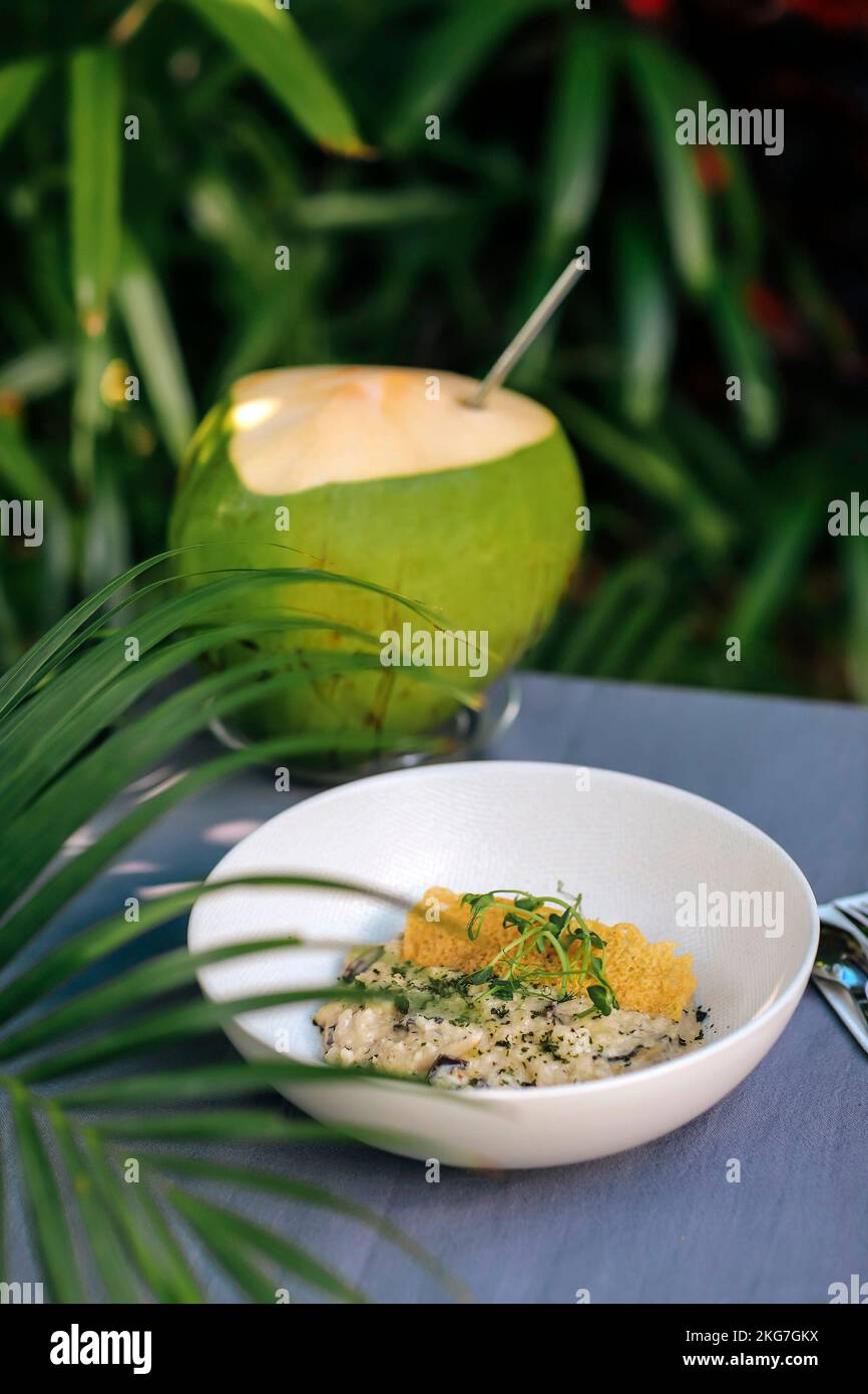 Platte mit Risotto am Tisch, im Freien Stockfoto