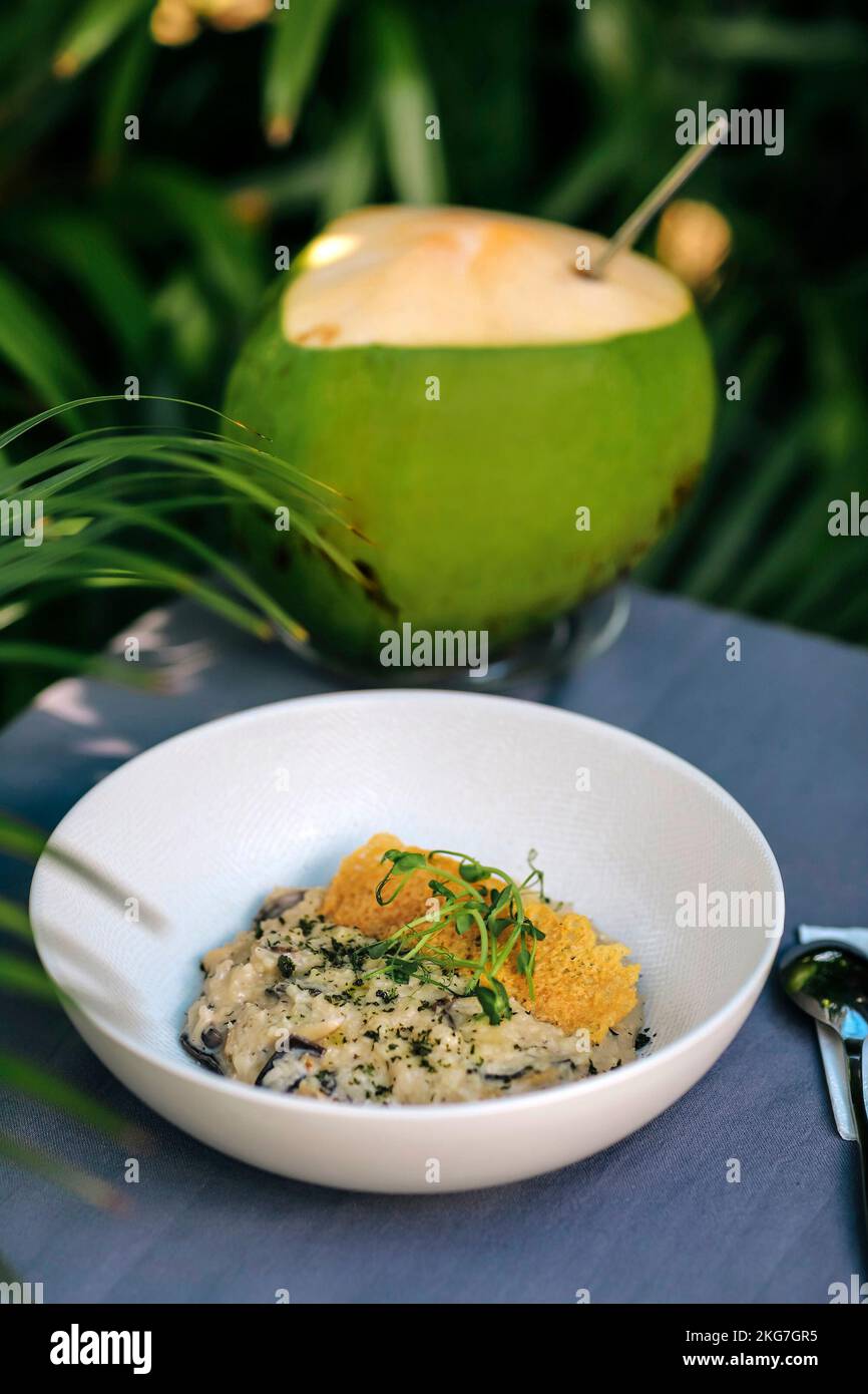 Platte mit Risotto am Tisch, im Freien Stockfoto