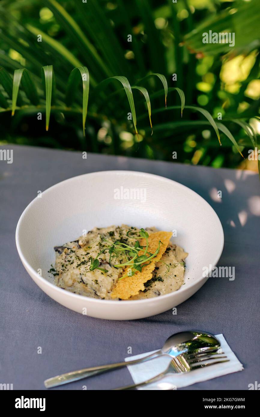 Platte mit Risotto am Tisch, im Freien Stockfoto