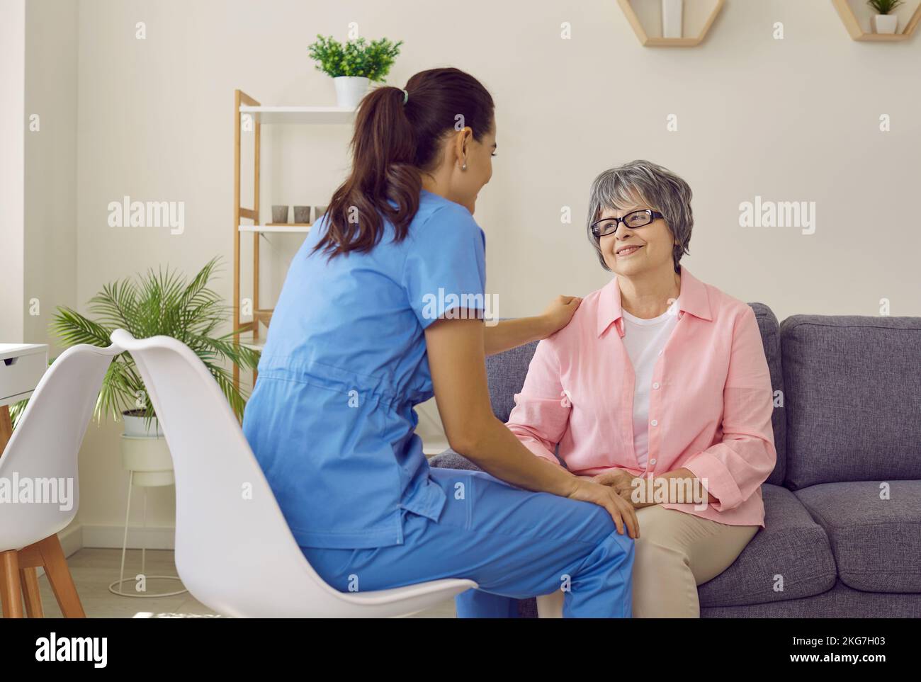 Krankenschwester besucht eine ältere Frau. Stockfoto