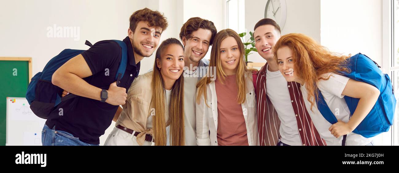 Gruppenporträt glücklicher und positiver männlicher und weiblicher Universitätsstudenten im Klassenzimmer. Stockfoto